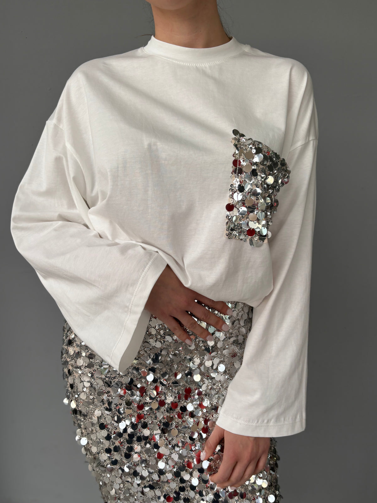 T-shirt modello largo con tasca frange