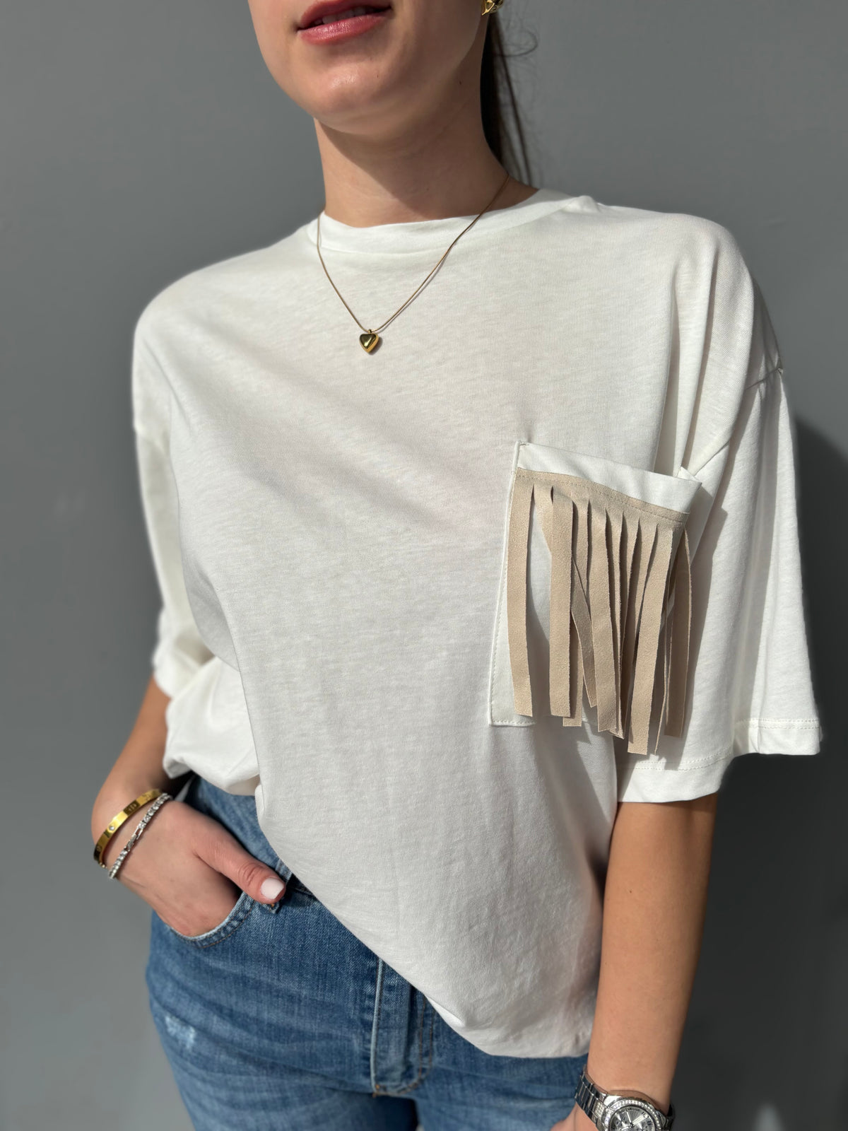T-shirt modello largo con tasca frange