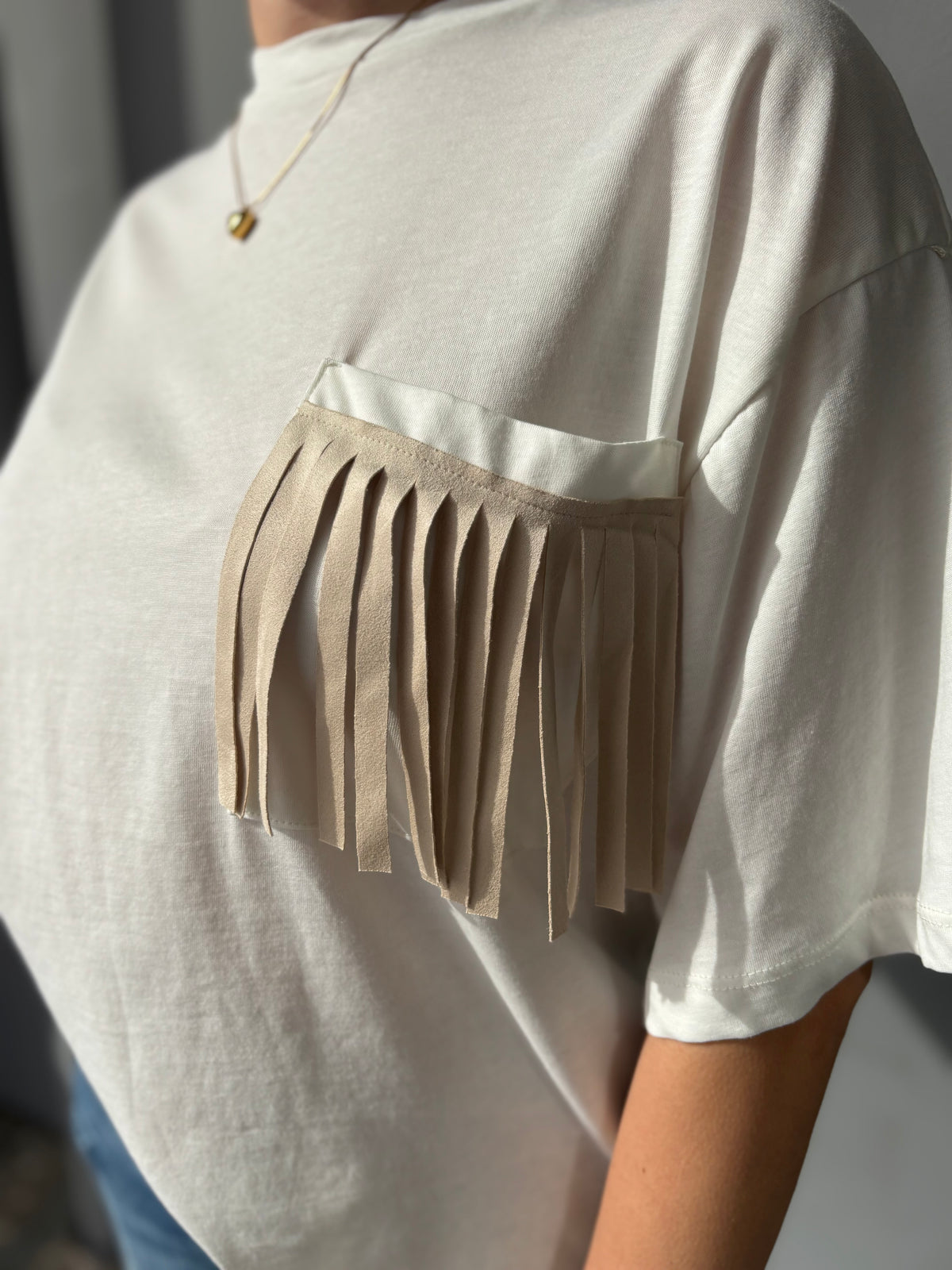 T-shirt modello largo con tasca frange
