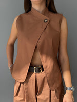 Gilet con abbottonatura asimmetrica