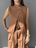 Gilet con abbottonatura asimmetrica