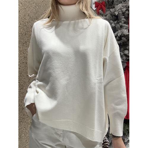 Maglia collo alto svasata