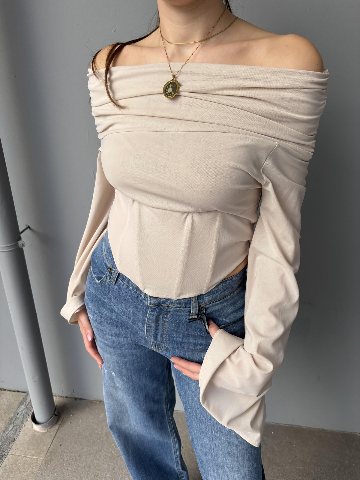 Bustino off-shoulder