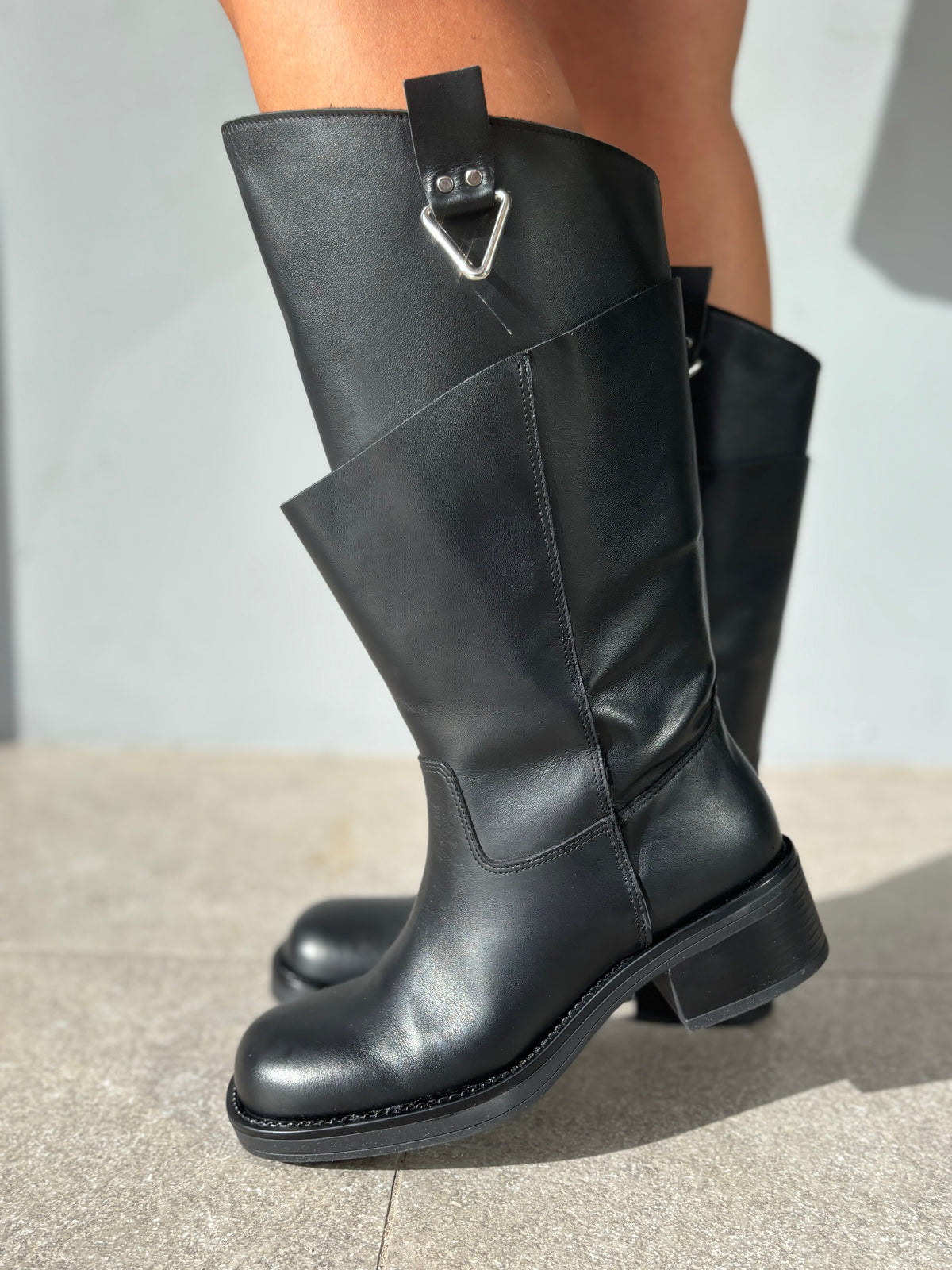 Stivale alto biker con dettaglio metallico