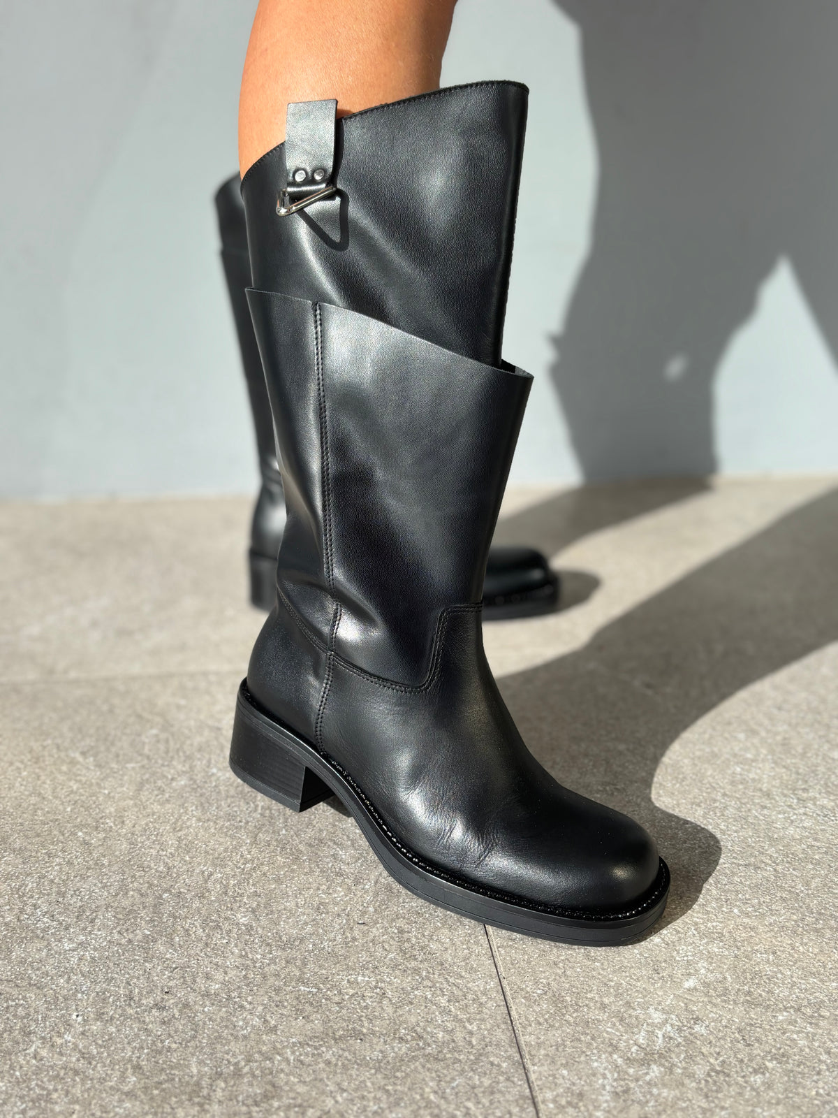 Stivale alto biker con dettaglio metallico