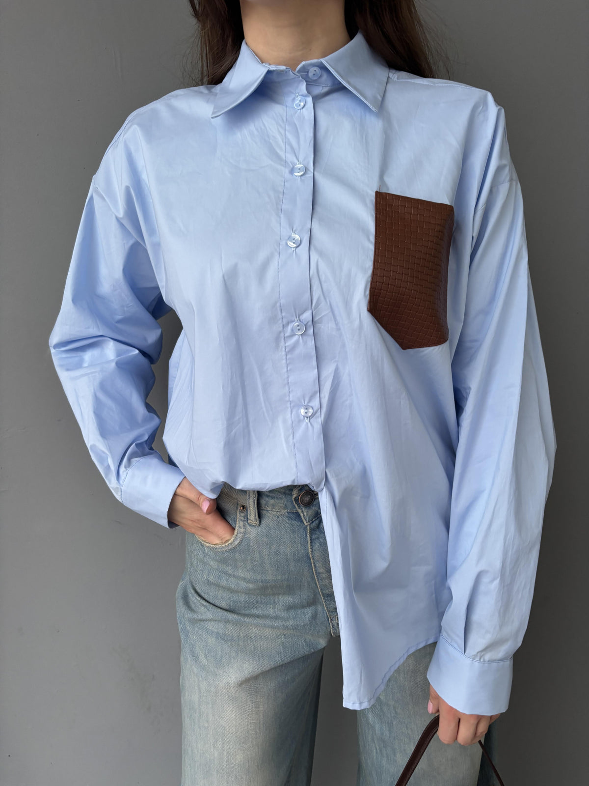 Camicia con tasca in ecopelle intrecciata