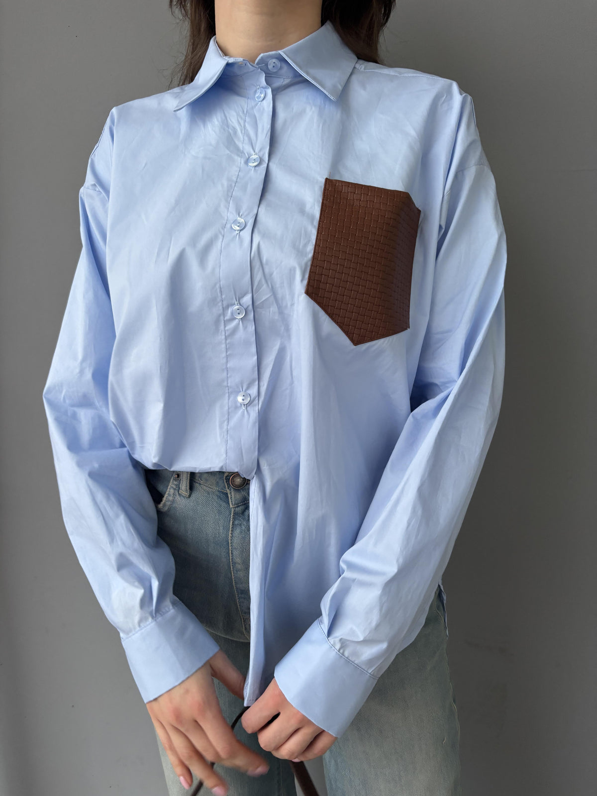 Camicia con tasca in ecopelle intrecciata