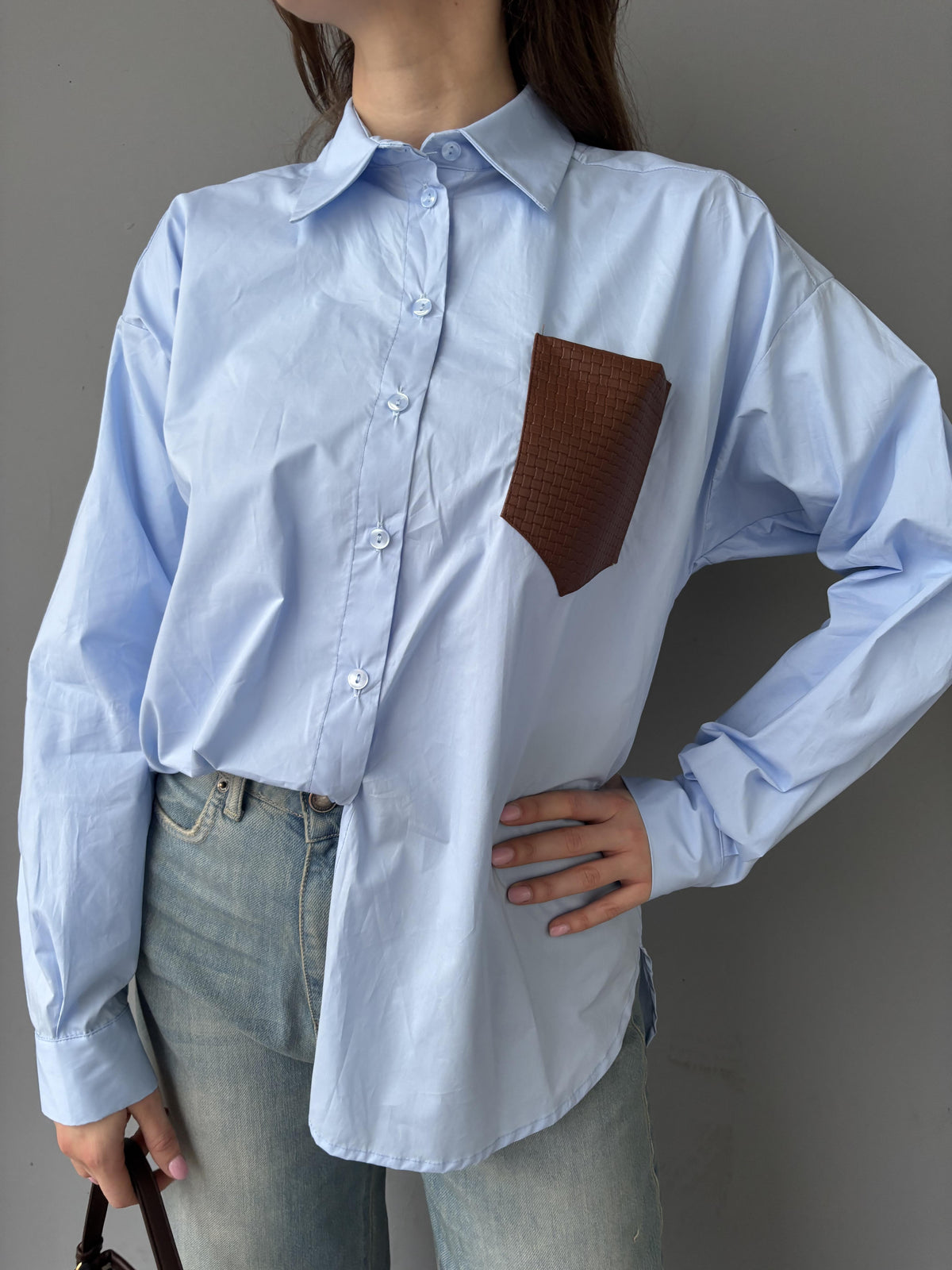 Camicia con tasca in ecopelle intrecciata