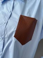 Camicia con tasca in ecopelle intrecciata