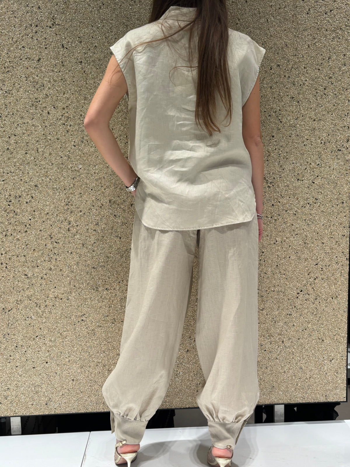 Camicia smanicata con tasca pailletes
