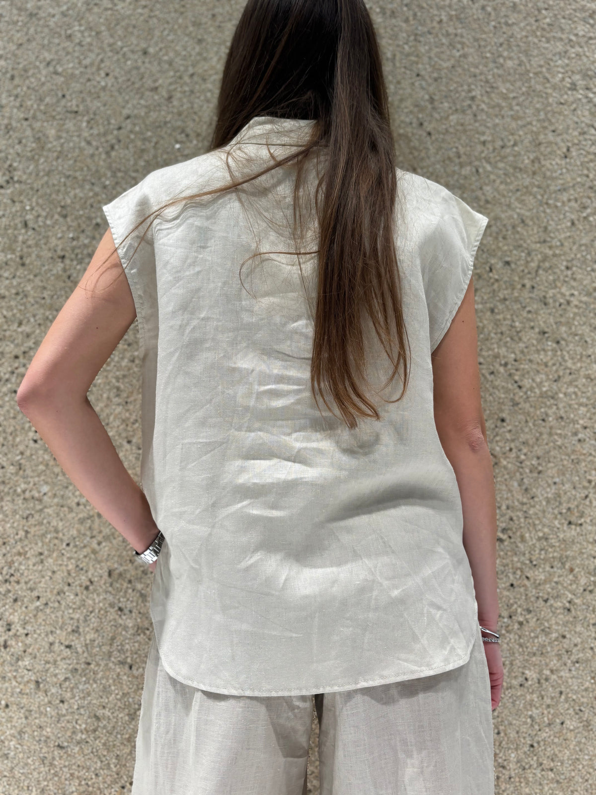 Camicia smanicata con tasca pailletes