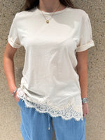 T-shirt asimmetrica con pizzo