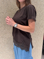 T-shirt asimmetrica con pizzo