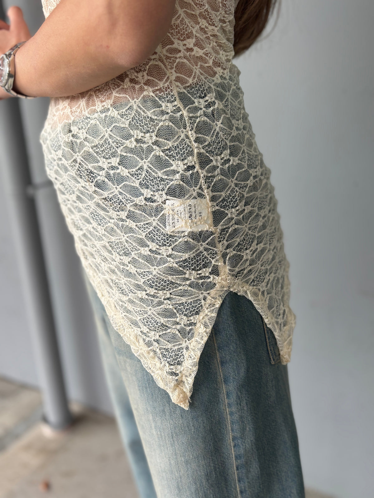 Maglia asimmetrica in pizzo