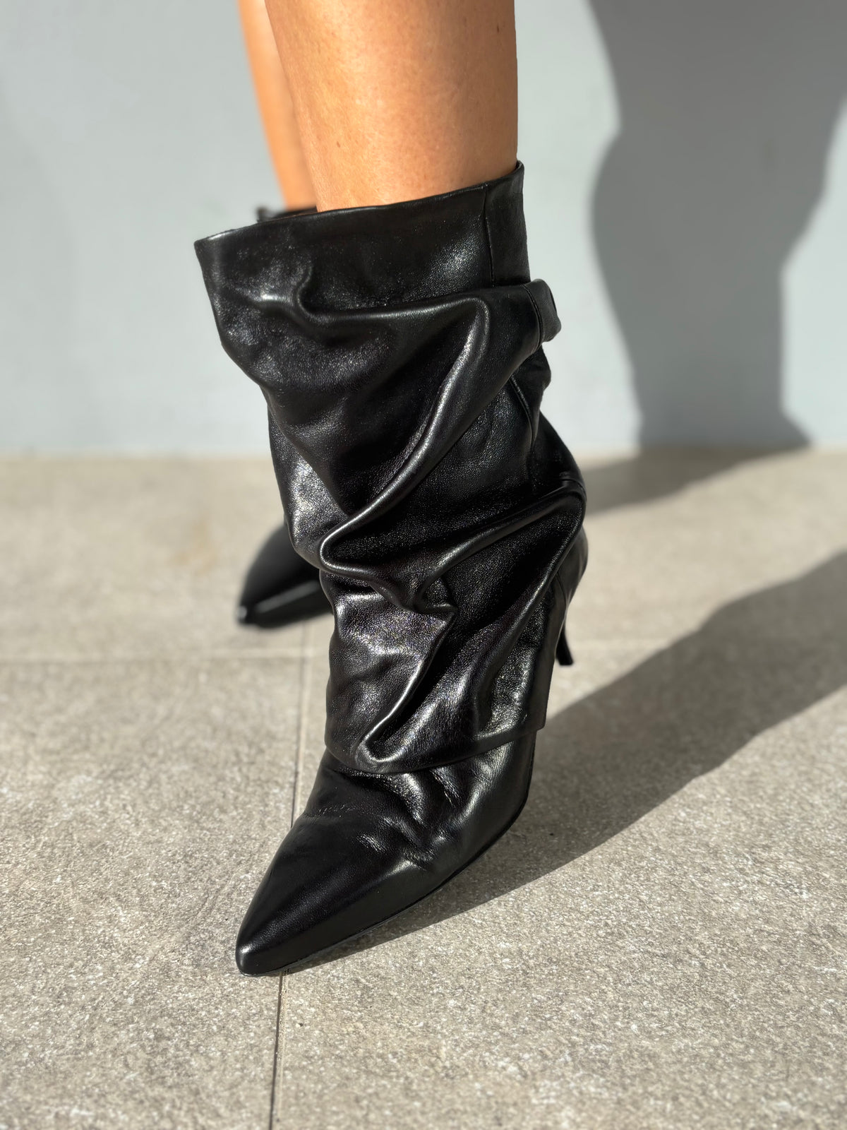 Stivale basso in pelle arricciato