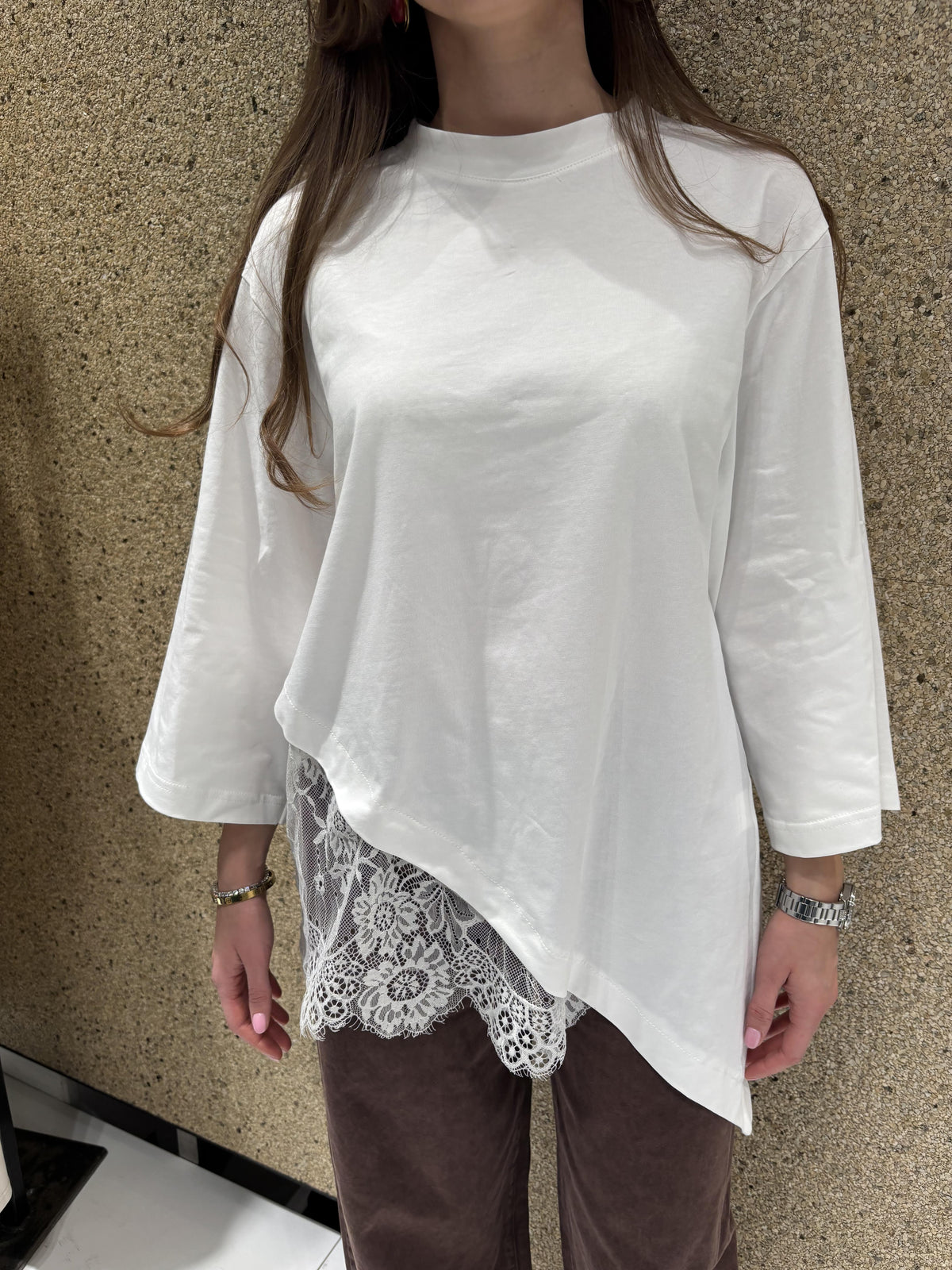 T-shirt over pizzo