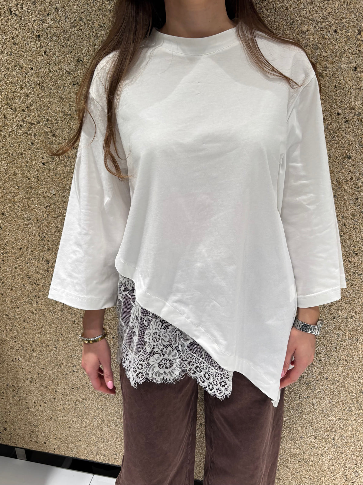 T-shirt over pizzo