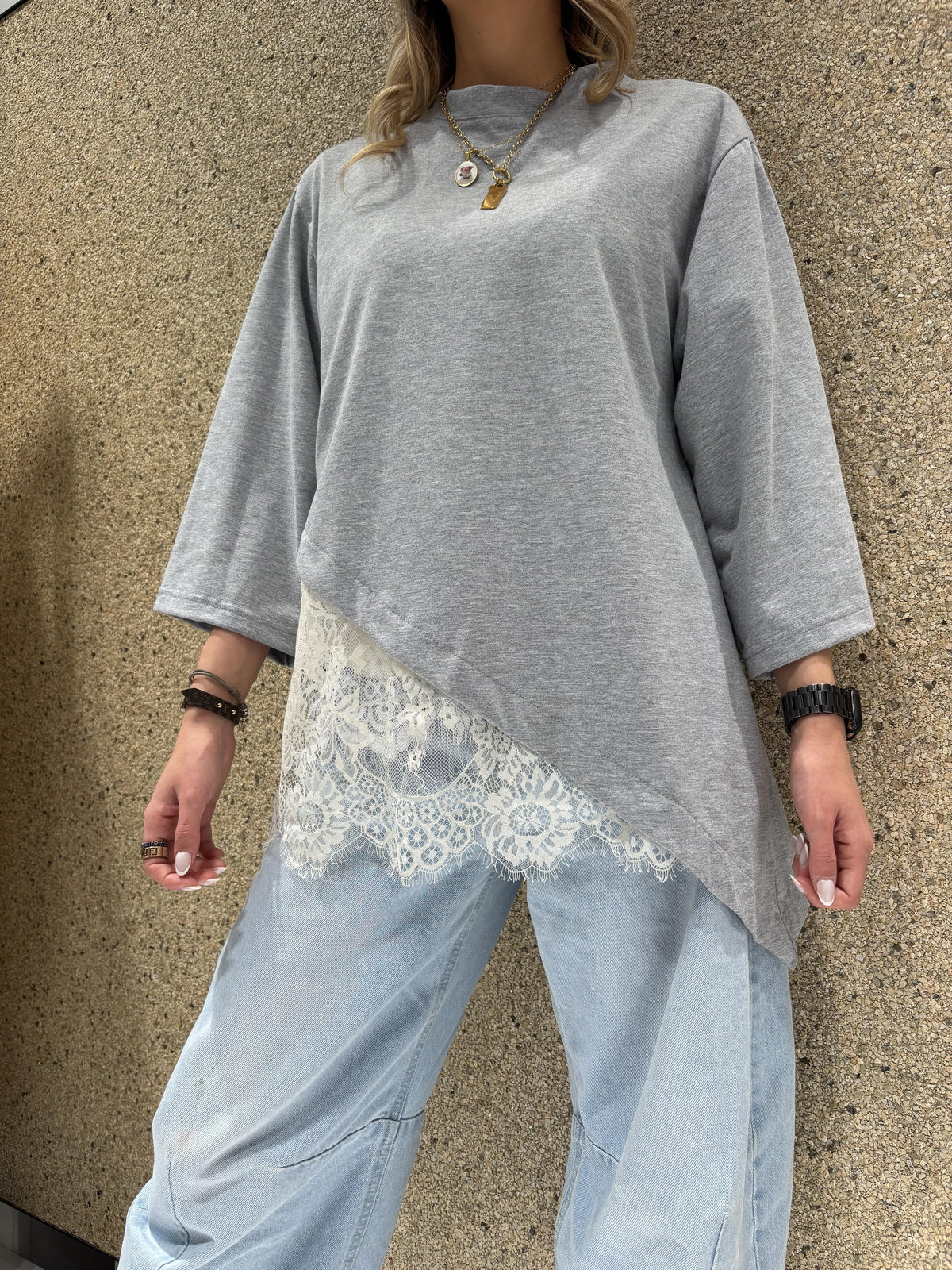 T-shirt over pizzo