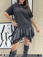 Abito in maglia con pizzo finale