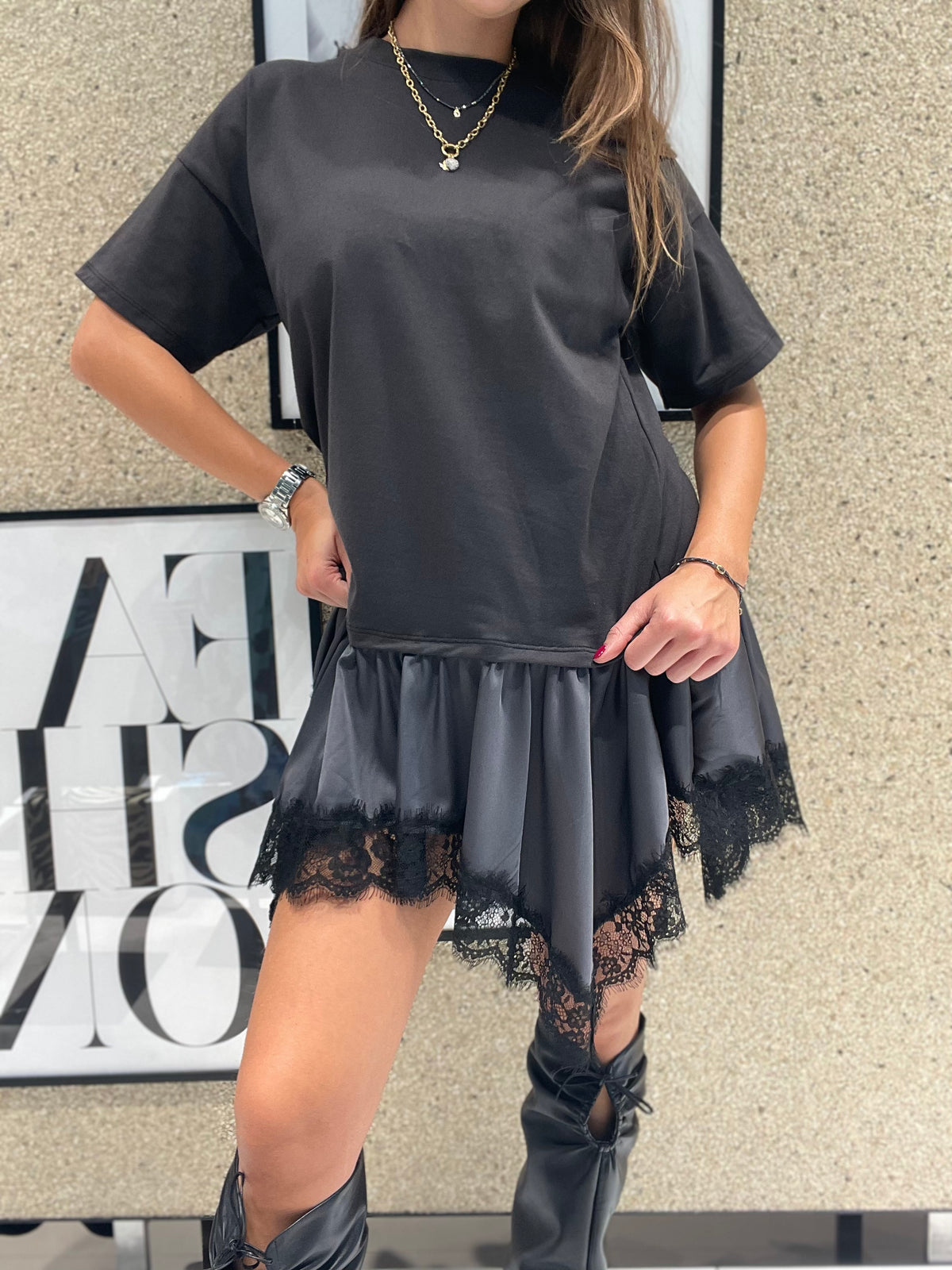 Abito in maglia con pizzo finale