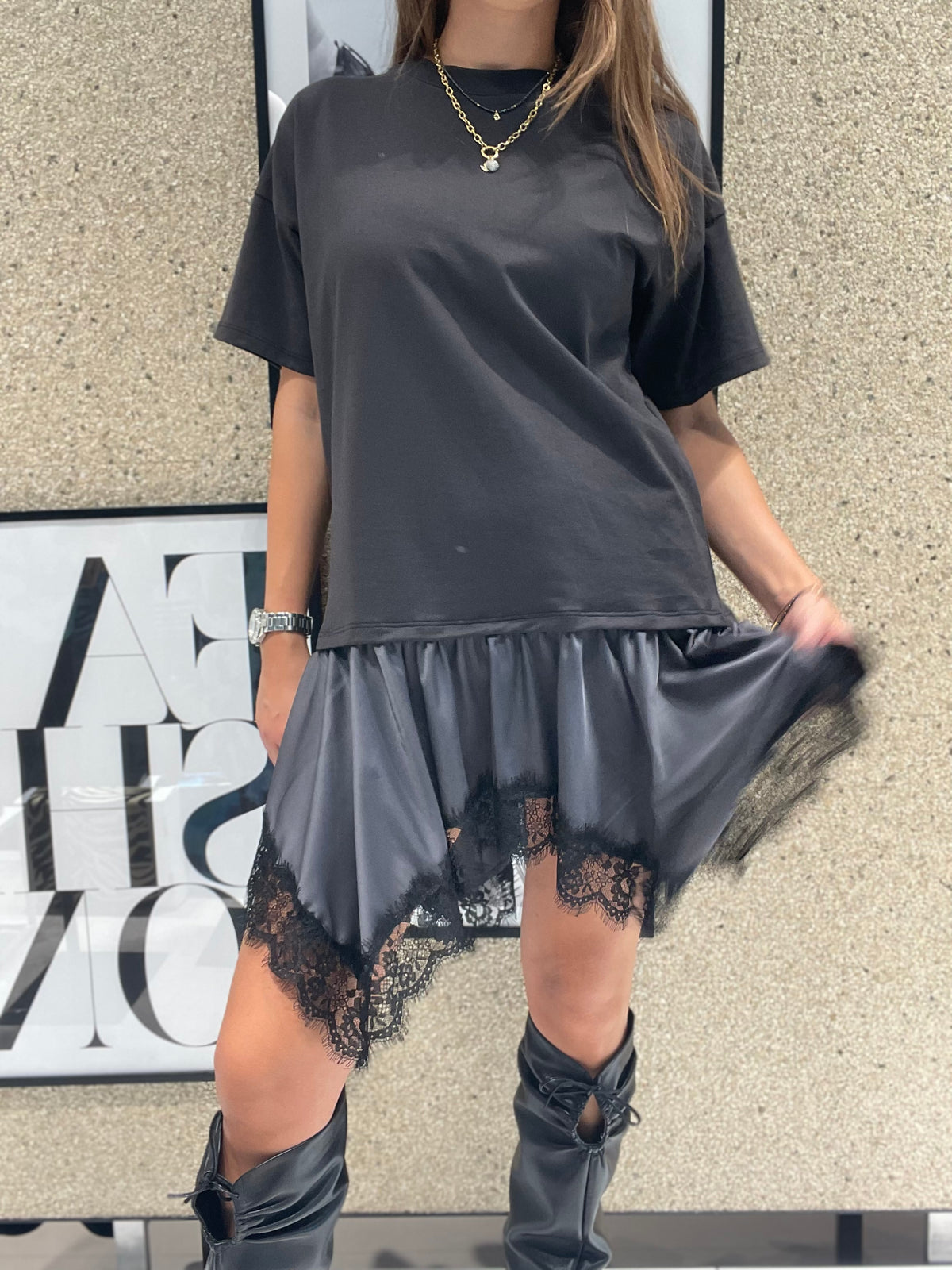 Abito in maglia con pizzo finale