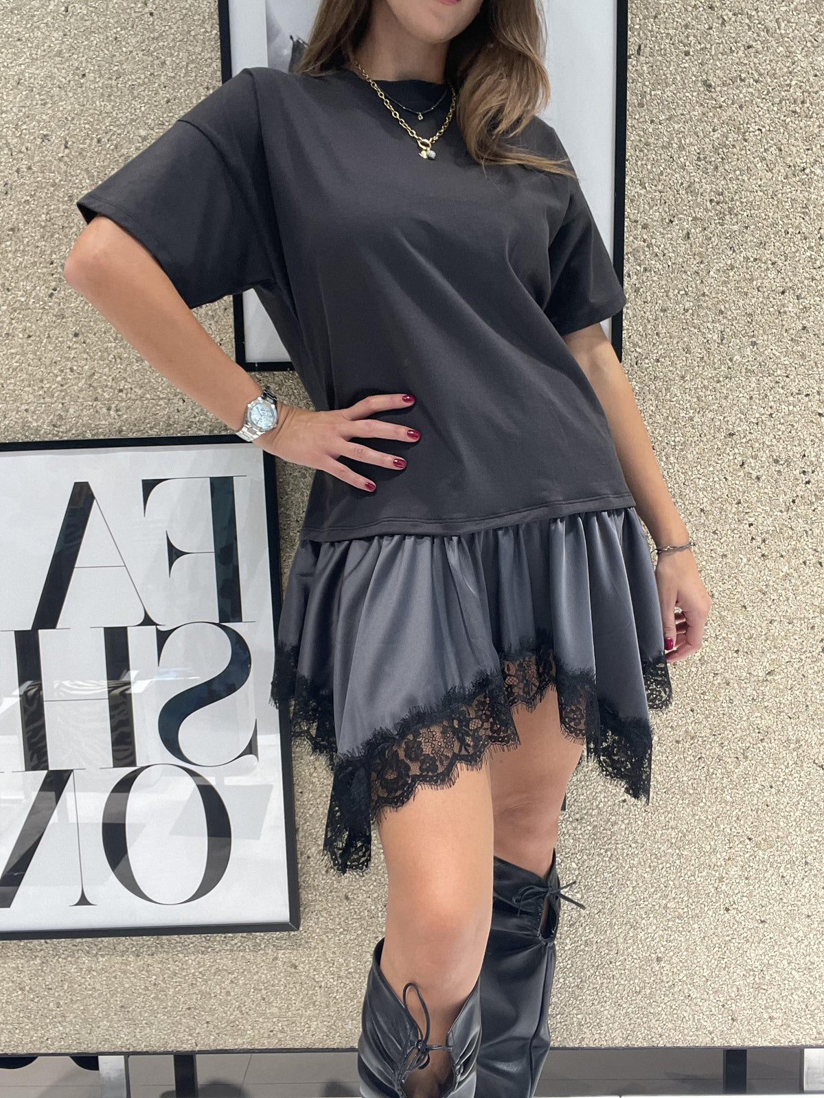 Abito in maglia con pizzo finale