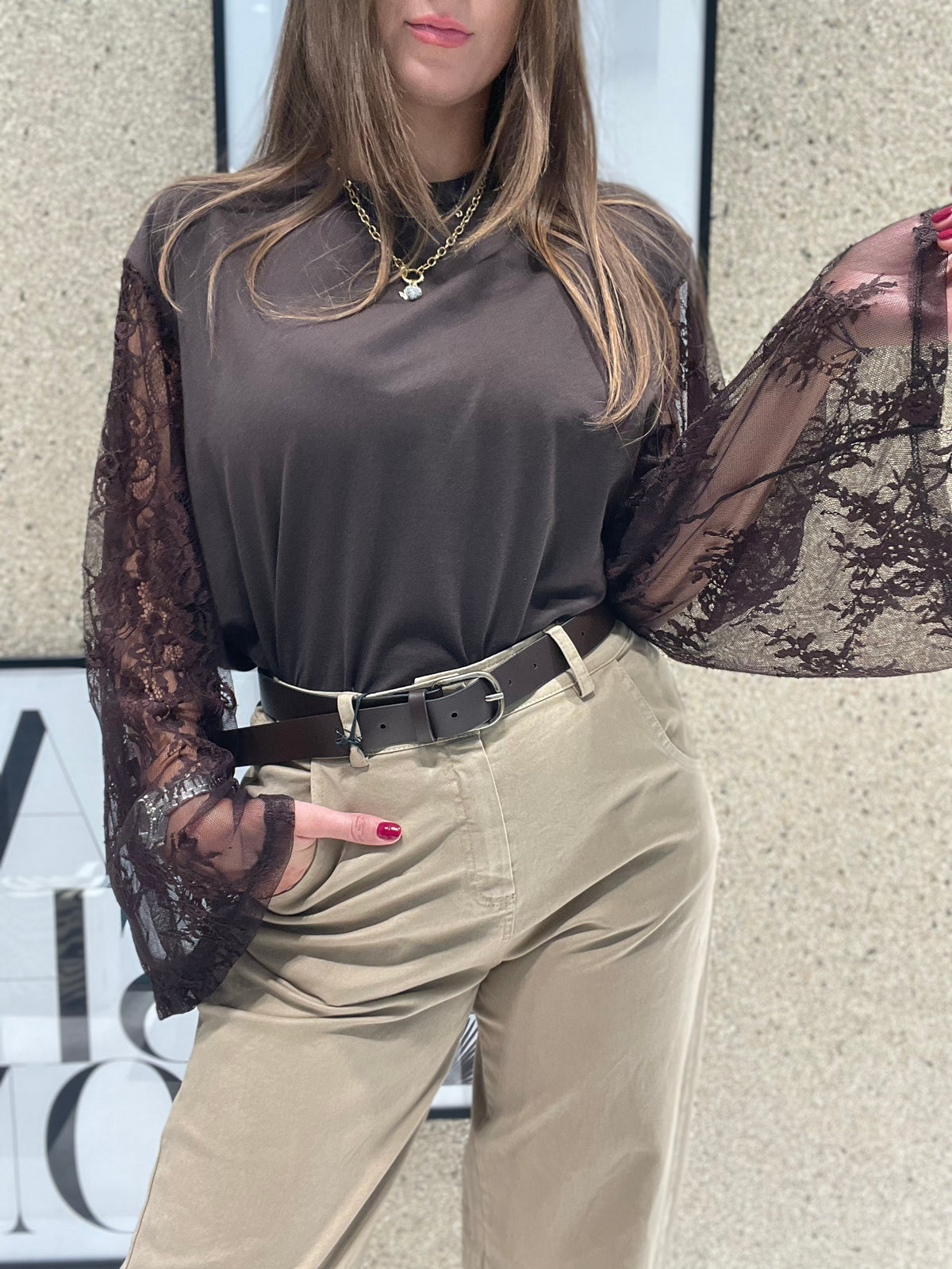 T-shirt con manica in pizzo