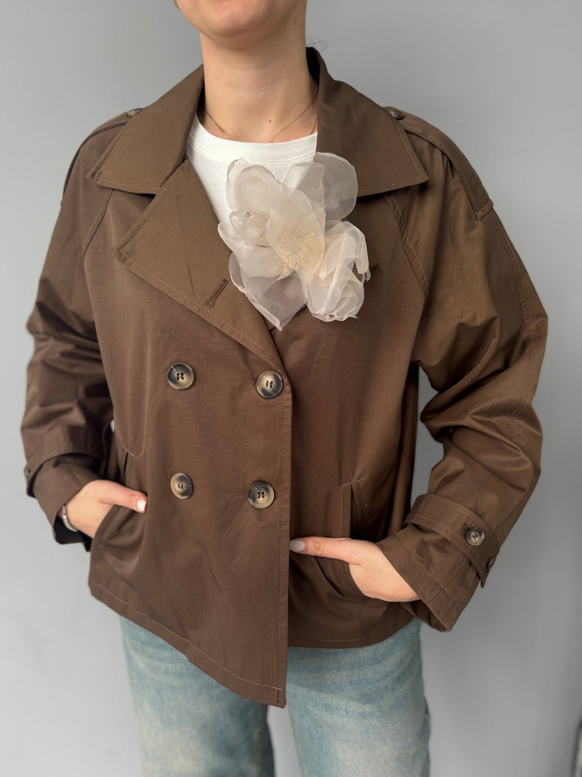 Trench con fiore