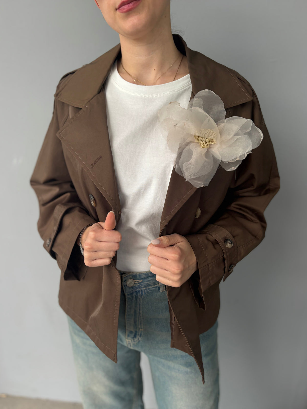 Trench con fiore