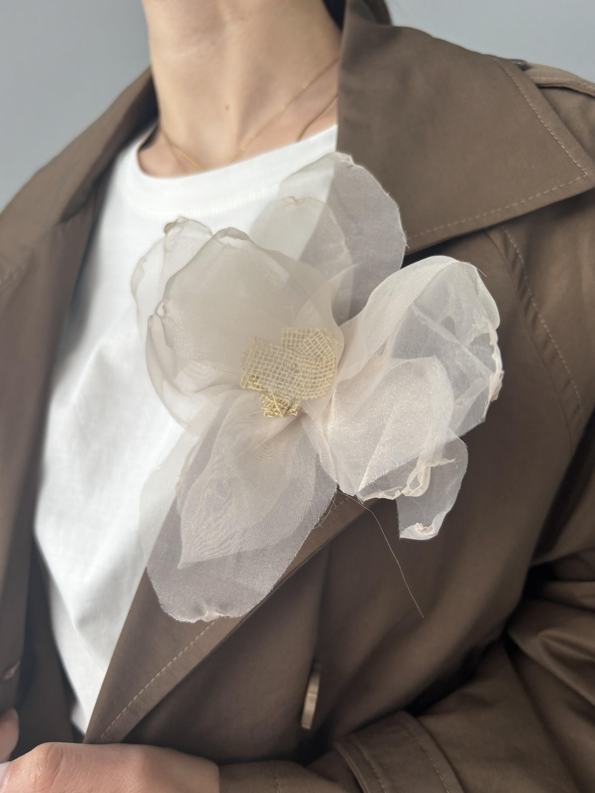 Trench con fiore