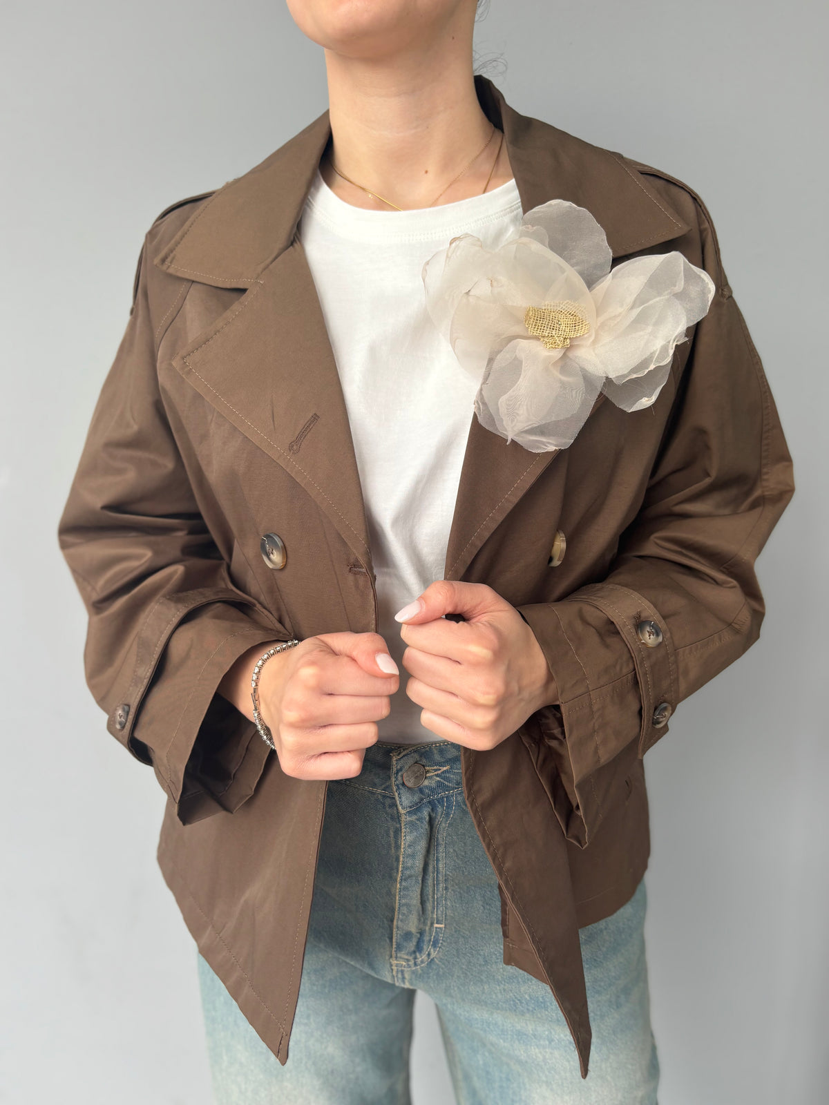 Trench con fiore